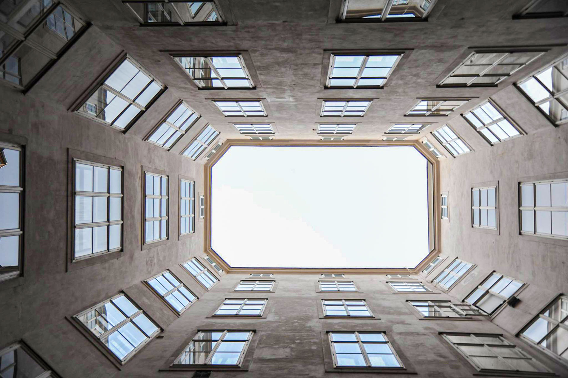 Wiener Innenstadt Look up Innenhof