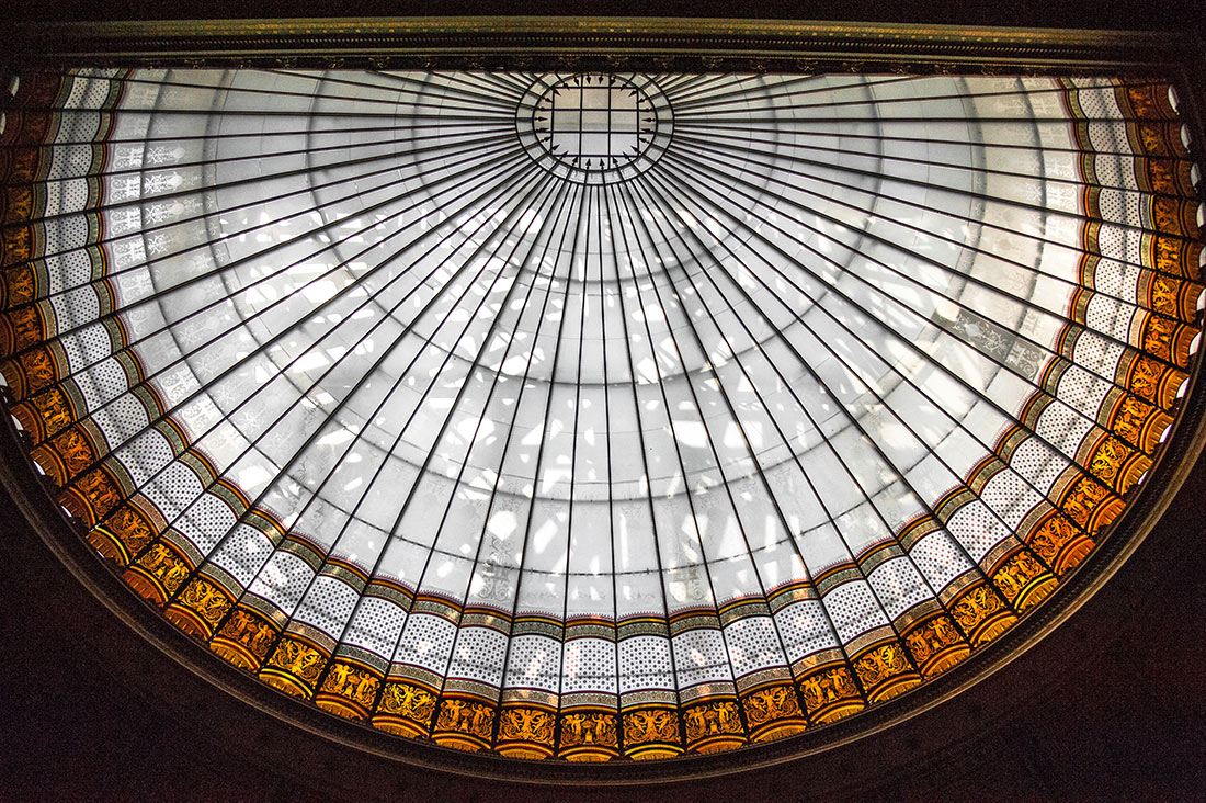 Die Glasdecke des Parlaments von unten nach oben fotografiert